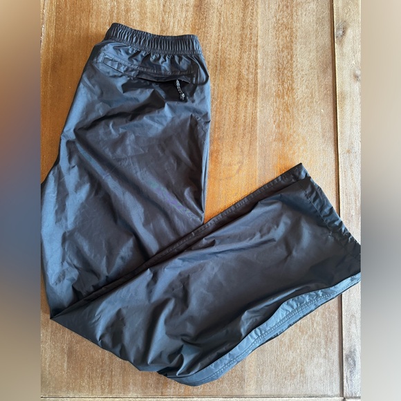 LL Bean women’s windbreaker pants - Picture 2 of 4